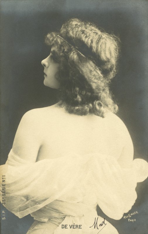 Dziewczyna patrząca przez ramię (zdjęcie czarno-białe) autorstwa French Photographer