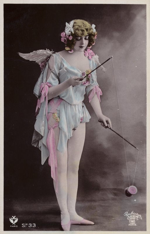 Dziewczyna bawi się z diabolo autorstwa French Photographer