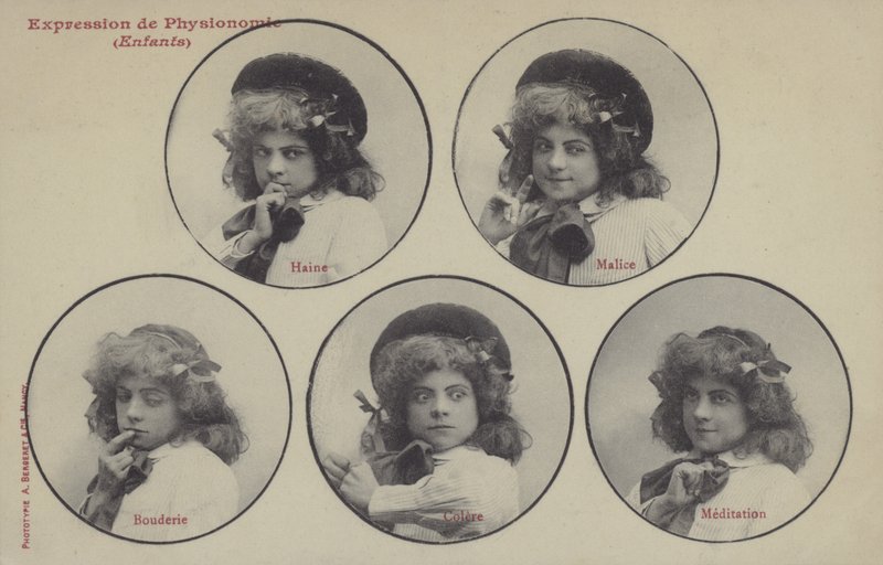Dziewczyna ciągnąca twarze (zdjęcie czarno-białe) autorstwa French Photographer