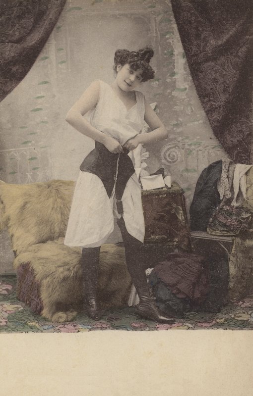 Dziewczyna rozpina gorset autorstwa French Photographer