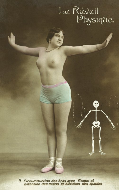 Półnaga kobieta wykonująca ćwiczenia (kolorowe zdjęcie) autorstwa French Photographer