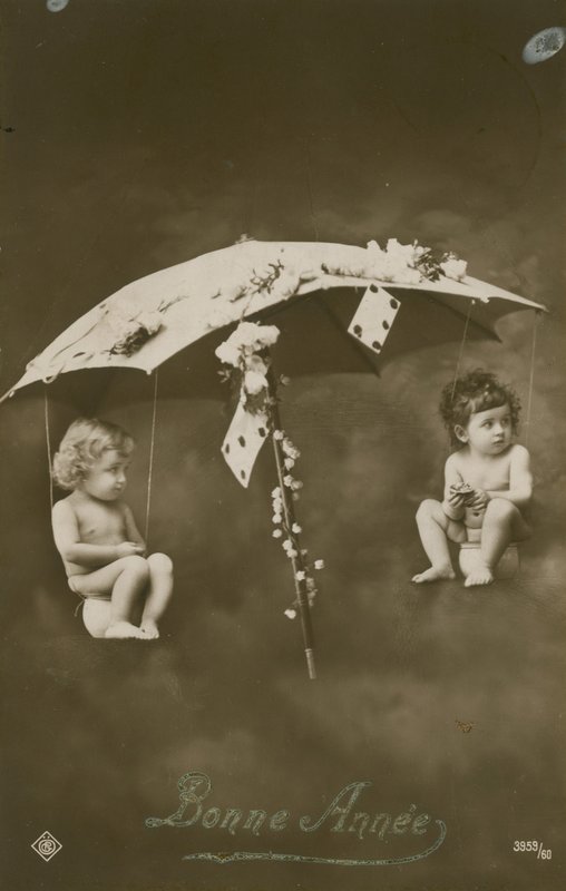 Kartka szczęśliwego Nowego Roku z dwójką dzieci wiszących na parasolu, wysłana w 1913 r. autorstwa French Photographer