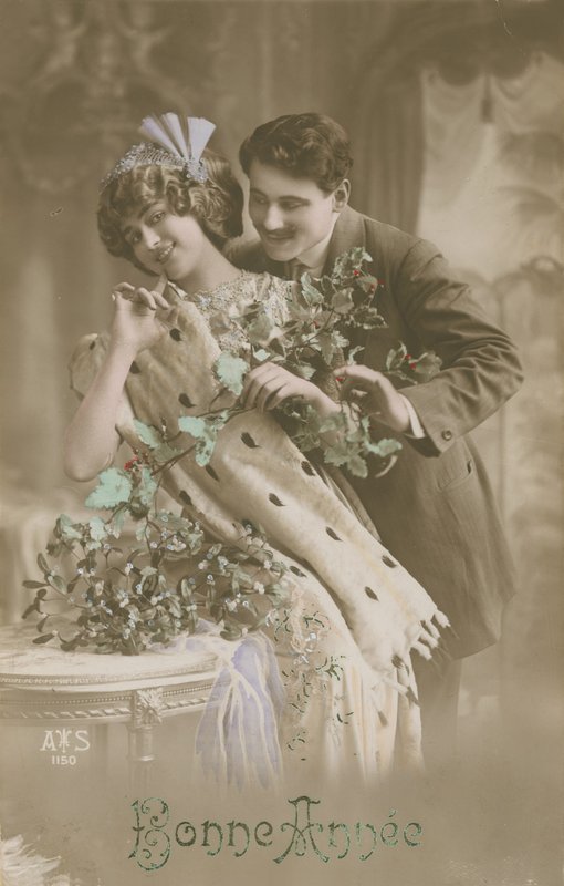 Kartka z życzeniami szczęśliwego nowego roku z romantyczną parą trzymającą jemiołę, 1913 (ręcznie kolorowana fotografia) autorstwa French Photographer