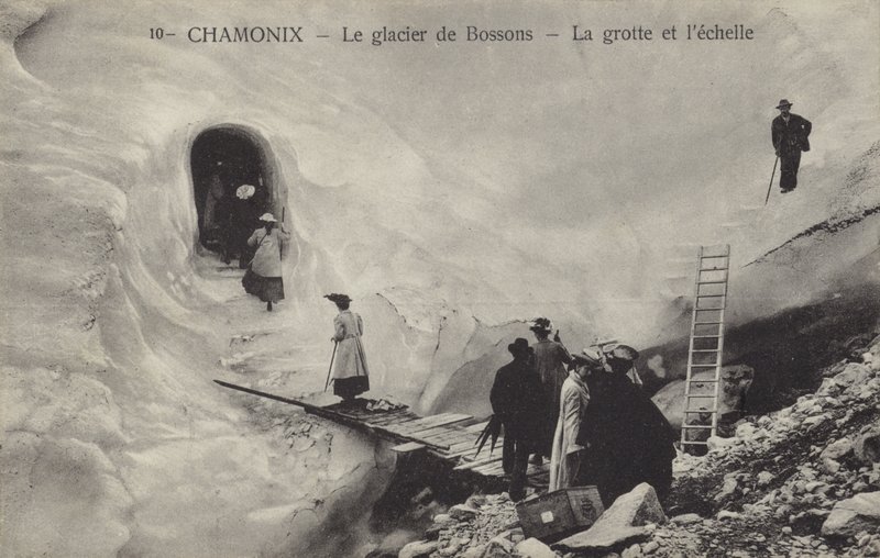 Grota lodowa i drabina, lodowiec Bossons, Chamonix, Francja (zdjęcie czarno-białe) autorstwa French Photographer