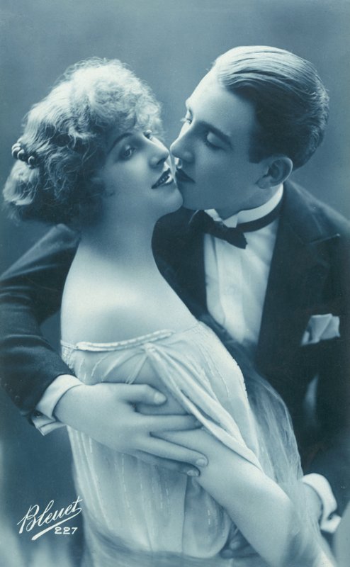 Całująca się para (zdjęcie czarno-białe) autorstwa French Photographer