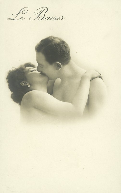 Całująca się para autorstwa French Photographer