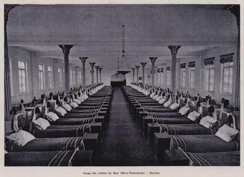 Armia rosyjska: Korpus Kadetów Dona, Nowo-Czerkask, Dormitorium (zdjęcie czarno-białe) autorstwa French Photographer