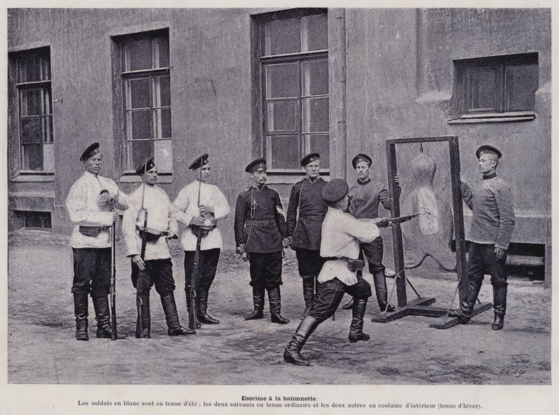 Armia rosyjska: Szermierka bagnetowa (zdjęcie czarno-białe) autorstwa French Photographer