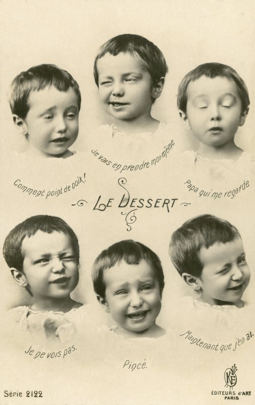 Mały chłopiec ciągnący twarze (zdjęcie czarno-białe) autorstwa French Photographer