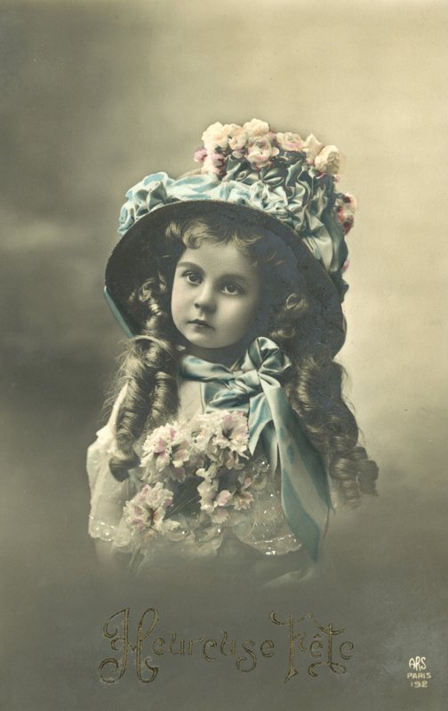 Mała dziewczynka w dużym kapeluszu (kolorowe zdjęcie) autorstwa French Photographer
