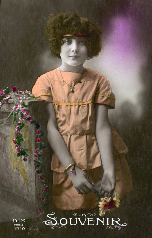 Mała dziewczynka w pomarańczowym kolorze (zdjęcie kolorowe) autorstwa French Photographer