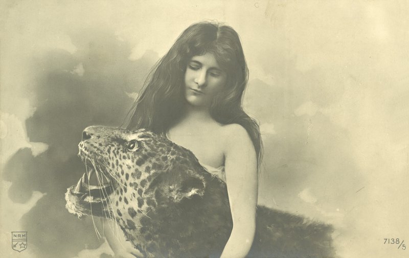 Długowłosa dziewczyna z ramionami wokół wypchanego lamparta (zdjęcie czarno-białe) autorstwa French Photographer