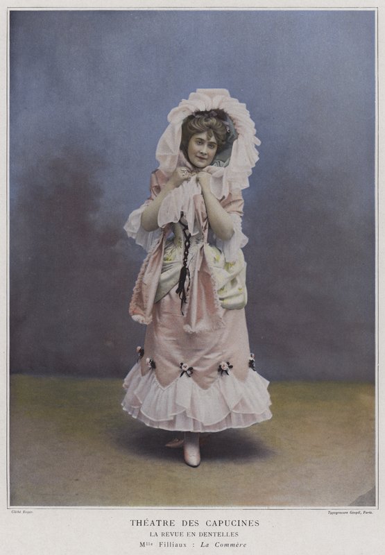 Mademoiselle Filliaux jako La Commere w La Revue des Dentelles (kolorowe zdjęcie) autorstwa French Photographer