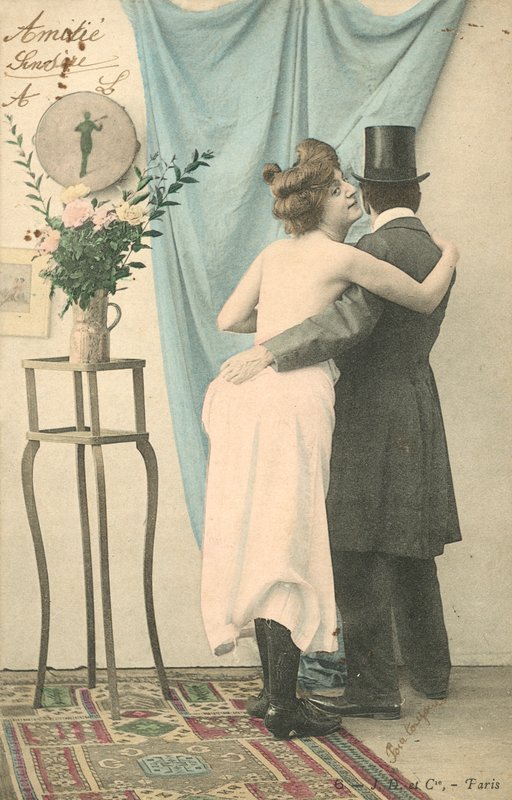 Mężczyzna w cylindrze z ramieniem obejmującym na wpół ubraną kobietę autorstwa French Photographer