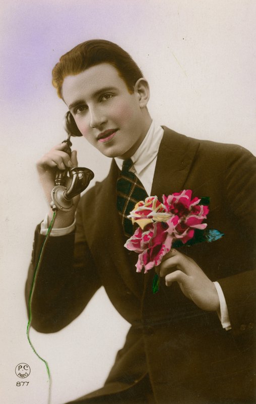 Mężczyzna rozmawiający przez telefon, trzymający kwiaty autorstwa French Photographer