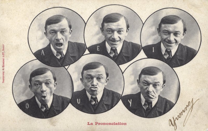 Mężczyzna ciągnący twarze (zdjęcie czarno-białe) autorstwa French Photographer