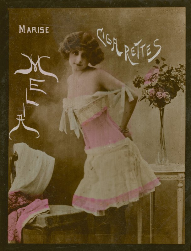 Marise, rozbierająca się dziewczyna autorstwa French Photographer
