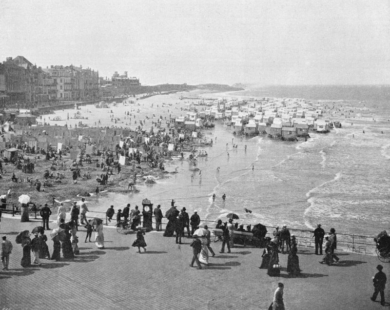 Ostenda - Kursaal i plaża (zdjęcie czarno-białe) autorstwa French Photographer