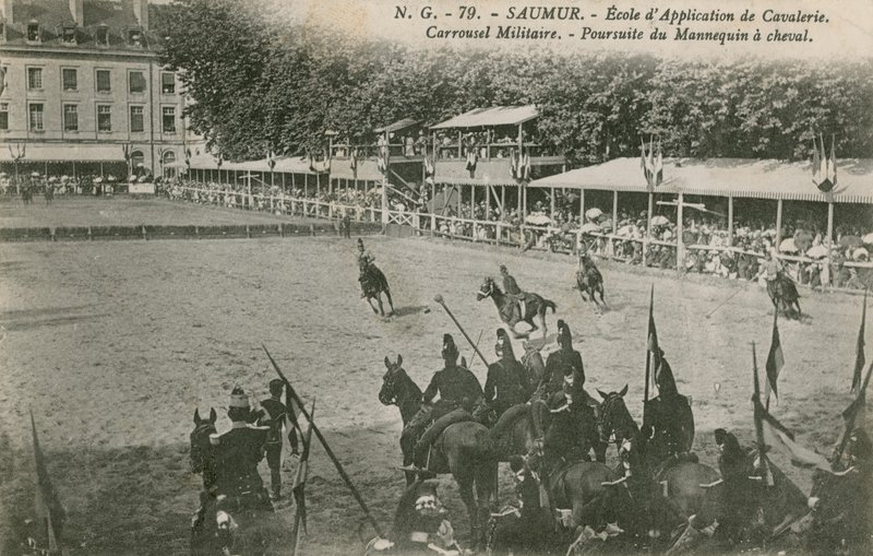 Parada w Szkole Kawalerii w Saumur. Pocztówka wysłana w 1913 roku. autorstwa French Photographer