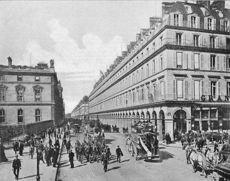 Paryż - Rue de Rivoli (zdjęcie czarno-białe) autorstwa French Photographer