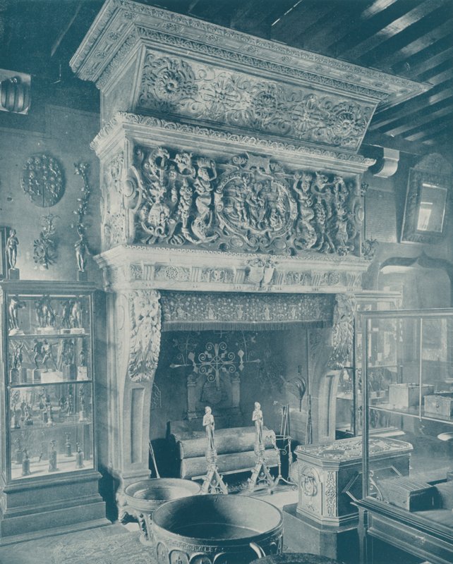 Paryż: Rzeźbiony płaszcz, Musee Cluny (zdjęcie czarno-białe) autorstwa French Photographer