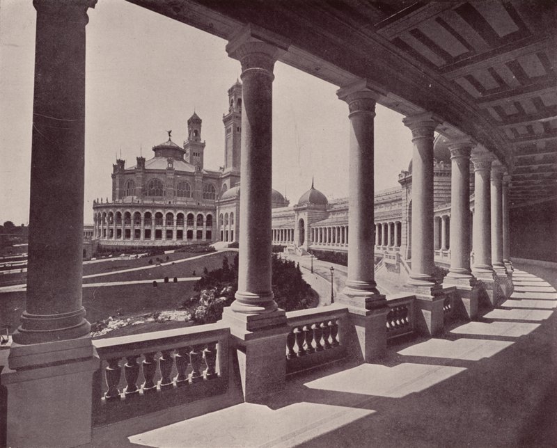 Paryż: Circular Gallery Pałacu Trocadero (zdjęcie czarno-białe) autorstwa French Photographer