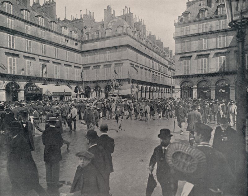 Paryż: Place de Rivoli (zdjęcie czarno-białe) autorstwa French Photographer