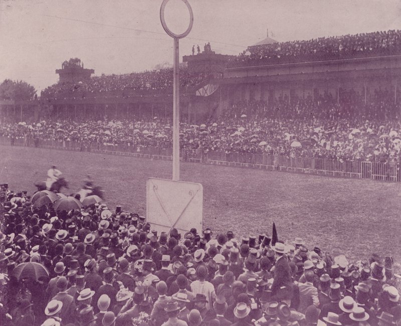 Paryż: Dzień wyścigów w Longchamps (zdjęcie czarno-białe) autorstwa French Photographer