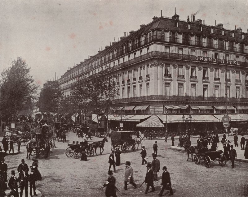 Paryż: Grand Hotel i Cafe de la Paix (zdjęcie czarno-białe) autorstwa French Photographer