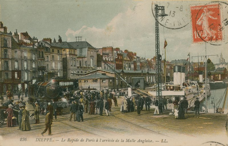 Paryski pociąg ekspresowy na nabrzeżu w Dieppe. Pocztówka wysłana w 1913 roku. autorstwa French Photographer