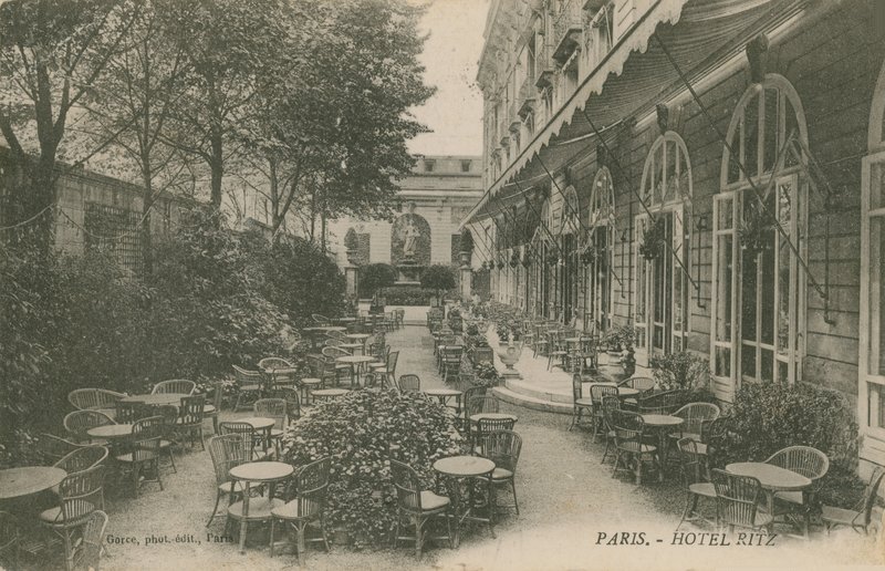 Patio hotelu Ritz, Paryż. Pocztówka wysłana w 1913 roku. autorstwa French Photographer