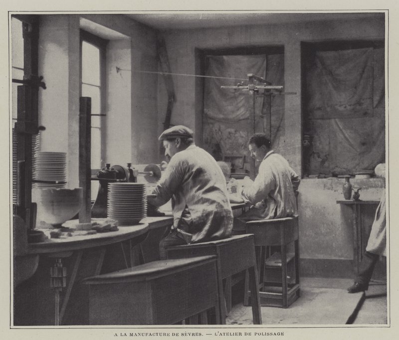 Warsztat polerski w fabryce porcelany Sevres we Francji (zdjęcie czarno-białe) autorstwa French Photographer