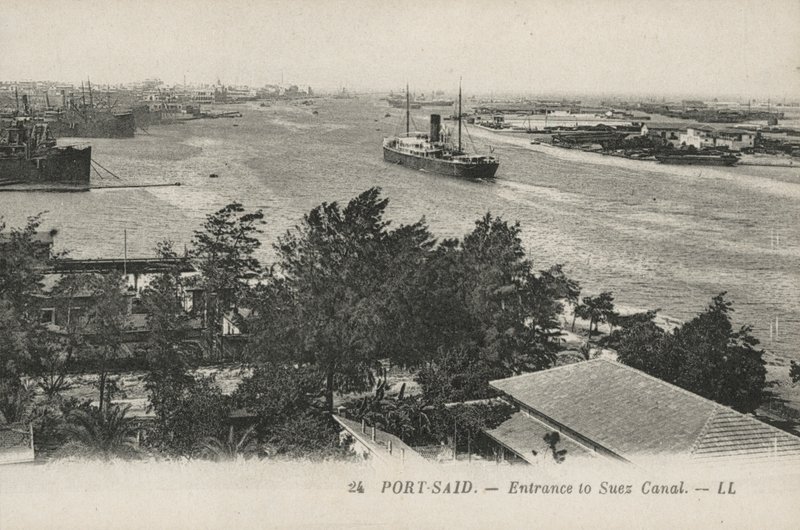 Port-Said, Egipt: Wejście do Kanału Sueskiego (zdjęcie czarno-białe) autorstwa French Photographer