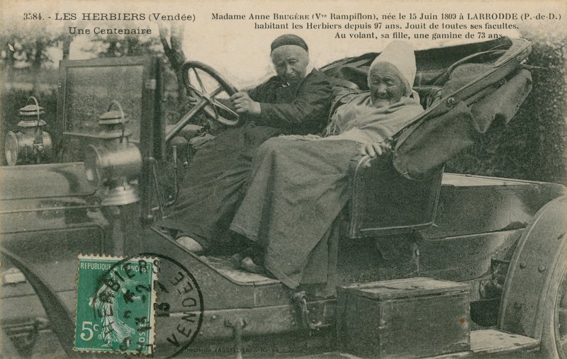 Pocztówka Madame Anne Brugere w samochodzie z 73-letnią córką Les Herbiers, wysłana w 1913 r. autorstwa French Photographer