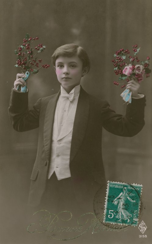 Pocztówka chłopca w białym krawacie i ogonach trzymających kwiaty i jagody, wysłana w 1913 r. (zdjęcie ręcznie kolorowane) autorstwa French Photographer