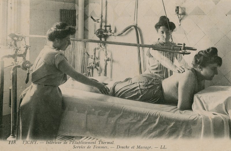 Pocztówka kobiety biorącej prysznic i masaż w termach w Vichy, wysłana w 1913 r. autorstwa French Photographer