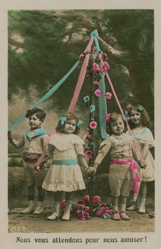 Pocztówka dzieci stojących wokół majowego słupa, wysłana w 1913 r. (zdjęcie ręcznie kolorowane) autorstwa French Photographer
