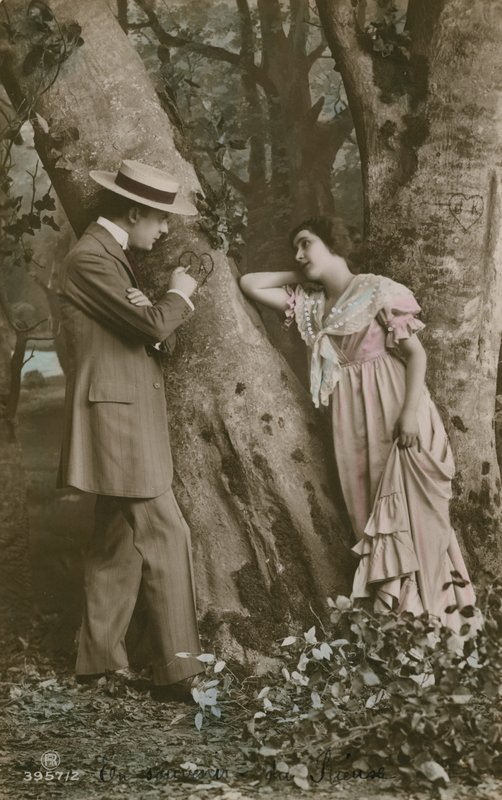 Pocztówka zakochanych rzeźbiących serce na drzewie, wysłana w 1913 r. (zdjęcie ręcznie kolorowane) autorstwa French Photographer