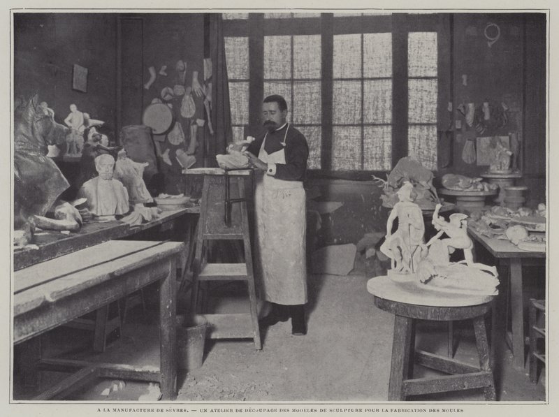Przygotowanie form w warsztacie w fabryce porcelany Sevres we Francji (zdjęcie czarno-białe) autorstwa French Photographer