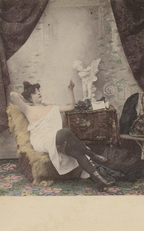 Ładna dziewczyna pali autorstwa French Photographer