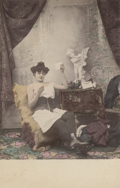 Śliczna na wpół ubrana dziewczyna, czytająca list autorstwa French Photographer