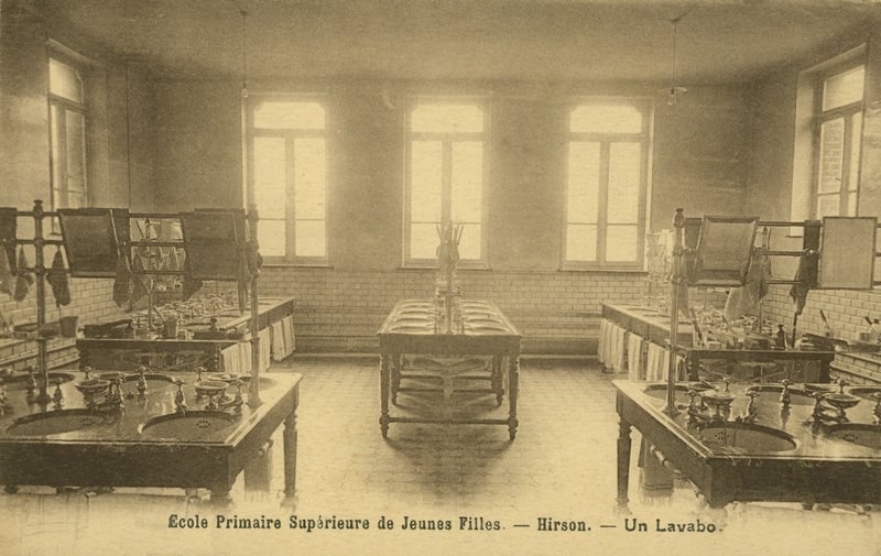 Łazienka w szkole podstawowej, Hirson (zdjęcie czarno-białe) autorstwa French Photographer