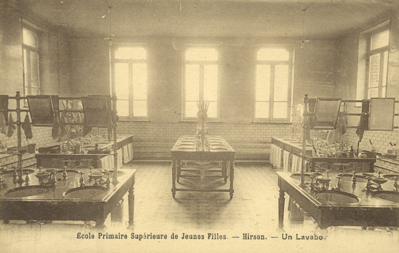 Łazienka w szkole podstawowej, Hirson (zdjęcie czarno-białe) autorstwa French Photographer