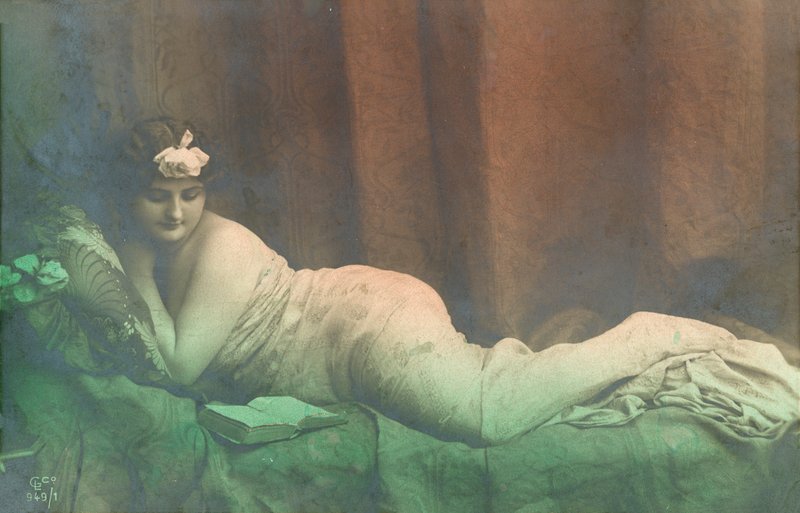 Leżąca dziewczyna, czytająca autorstwa French Photographer