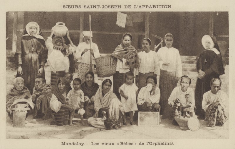 Mieszkańcy sierocińca prowadzonego przez siostry św. Józefa, Mandalay, Birma (zdjęcie czarno-białe) autorstwa French Photographer