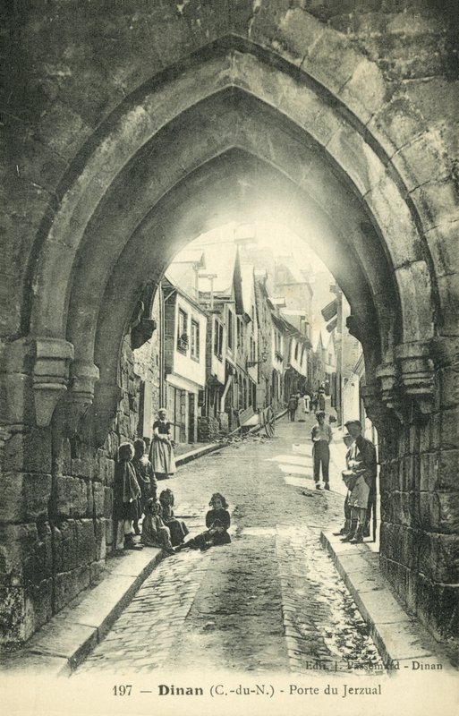 Jesus Street, Dinan (zdjęcie czarno-białe) autorstwa French Photographer