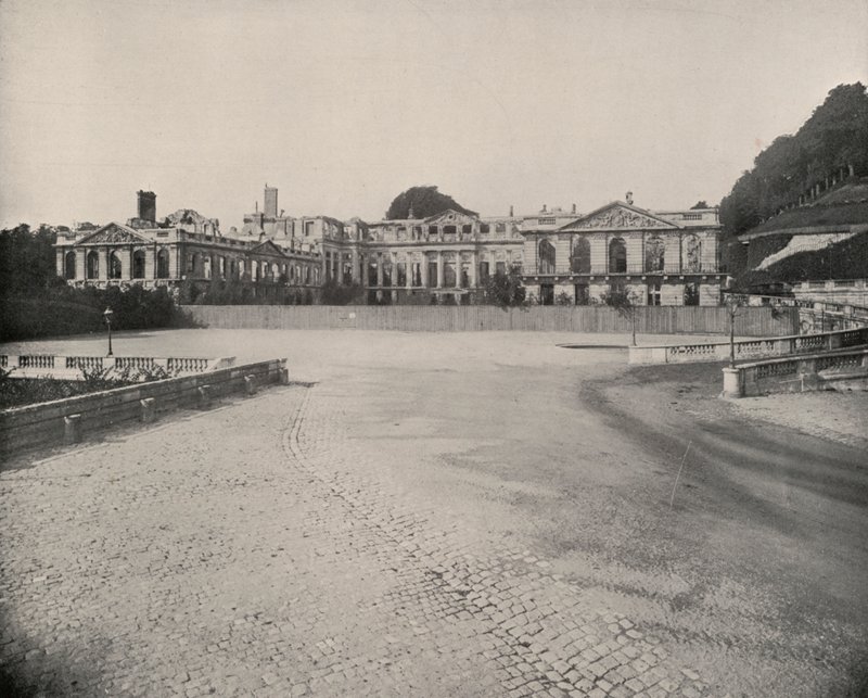 Ruiny Pałacu Św. Chmury (zdjęcie czarno-białe) autorstwa French Photographer