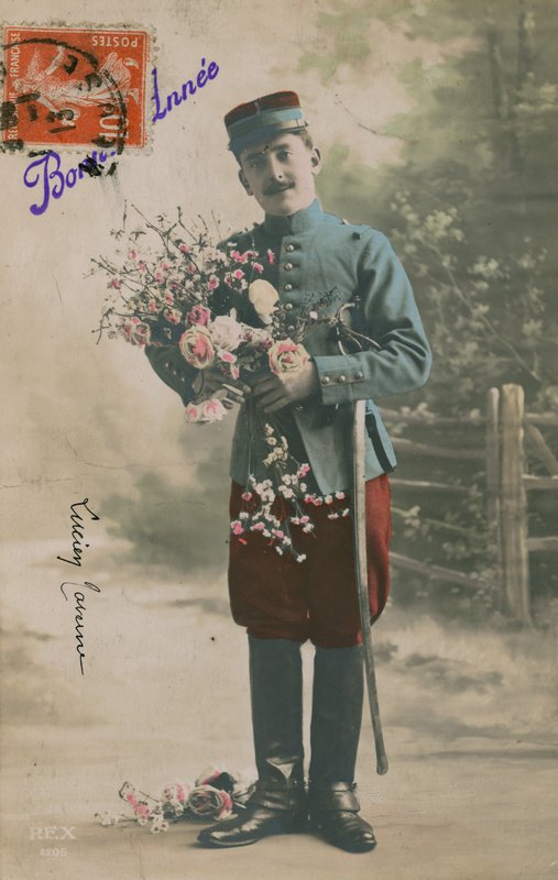 Żołnierz niosący wiązankę kwiatów, karta pocztowa z okazji Nowego Roku, 1913 autorstwa French Photographer