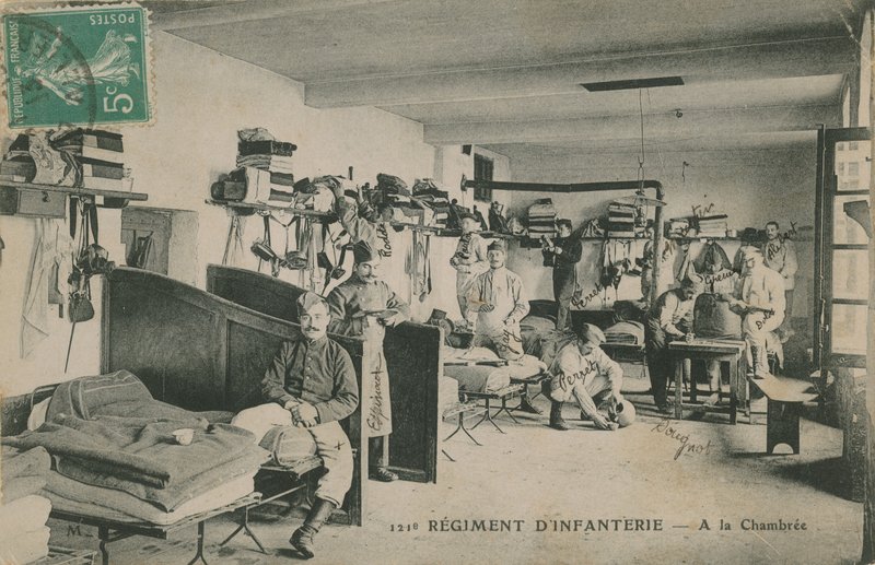 Żołnierze francuskiego 121. pułku piechoty w koszarach. Pocztówka wysłana w 1913 roku. autorstwa French Photographer