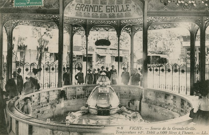 Źródło źródła Grand Grille w Vichy. Pocztówka wysłana w 1913 roku. autorstwa French Photographer